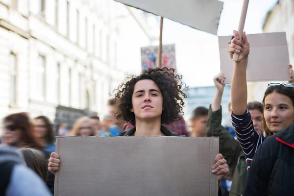 Personas con pancartas y carteles sobre la huelga mundial por el cambio climático . — Foto de Stock