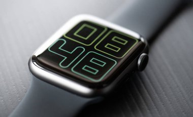 Nova Bana, Slovakya - 12 Kasım 2019: New Apple Watch Serisi 5