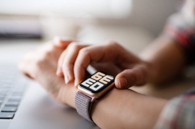 Nova Bana, Slovakya - 12 Kasım 2019: New Apple Watch Serisi 5