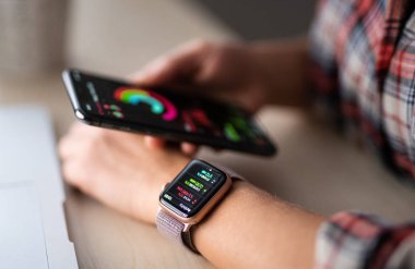 Nova Bana, Slovakya - 12 Kasım 2019: New Apple Watch Serisi 5 ve iphone 11 Pro akıllı telefon.