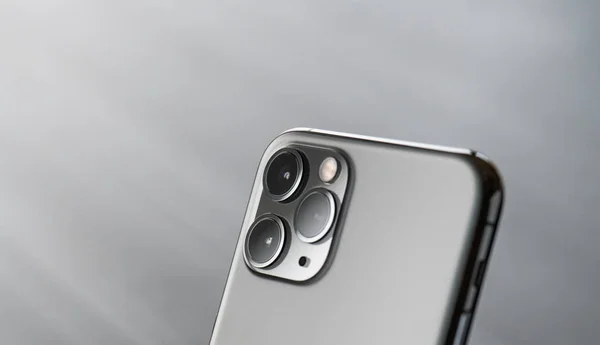 НОВА БАНА, СЛОВАКИЯ - 12 ноября 2019 года: новый смартфон Apple iPhone 11 Pro . — стоковое фото