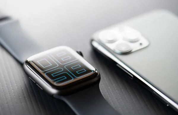 Nova bana, Slowakei - 12. November 2019: neue Apple Watch Serie 5 und iphone 11 pro smartphone. — Stockfoto