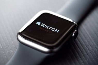 Nova Bana, Slovakya - 12 Kasım 2019: New Apple Watch Serisi 5