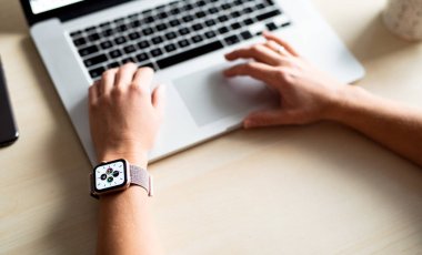 Nova Bana, Slovakya - 12 Kasım 2019: New Apple Watch Serisi 5
