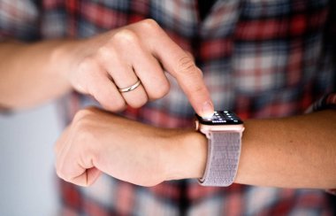 Nova Bana, Slovakya - 12 Kasım 2019: New Apple Watch Serisi 5