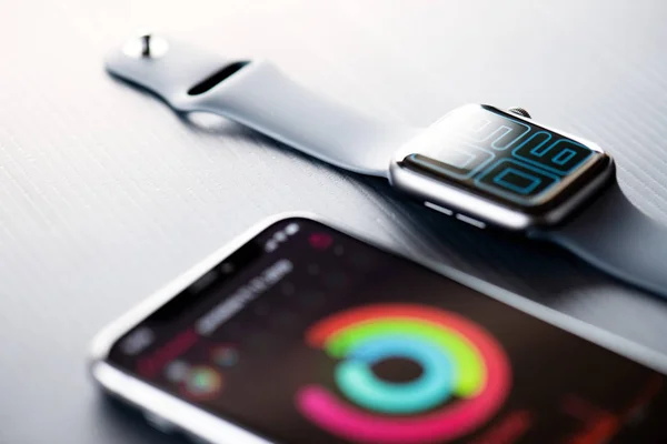 NOVA BANA, ESLOVAQUIA - 12 NOV 2019: Nuevo smartphone Apple Watch Series 5 y iPhone 11 Pro . — Foto de Stock