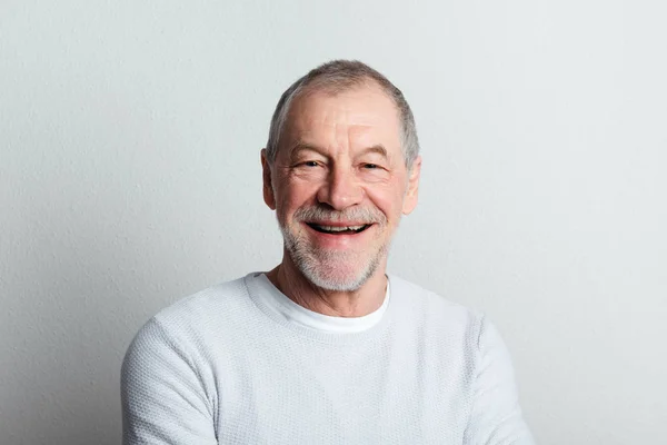 Portrait d'un homme âgé joyeux avec barbe et moustache dans un studio . — Photo