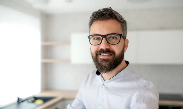 Hombre maduro de pie en casa, moviéndose en el nuevo concepto de casa . — Foto de Stock