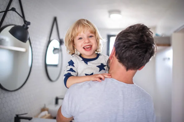 Reifer Vater mit kleinem Sohn drinnen im Badezimmer, Spaß haben. — Stockfoto