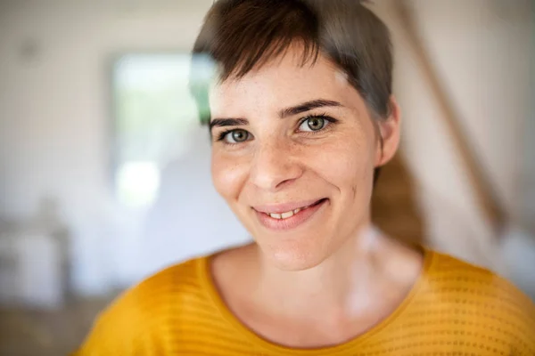 Vorderansicht einer jungen Frau, die zu Hause drinnen steht, Nahaufnahme. — Stockfoto