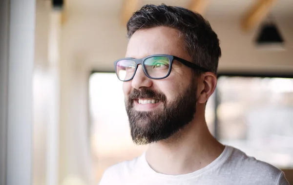 Homme mûr debout dans la maison, déménagement dans un nouveau concept de maison . — Photo