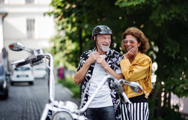 Kasabada motosikletli neşeli yaşlı çift gezginleri. — Stok fotoğraf