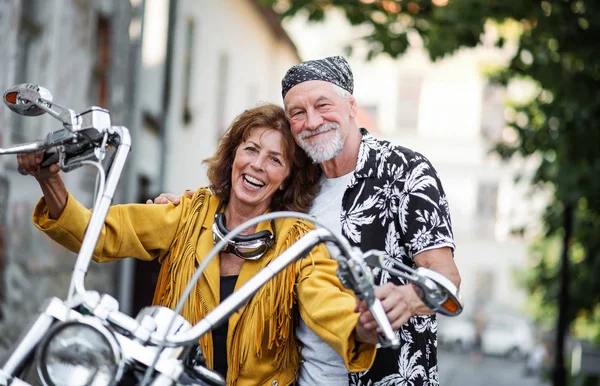 Una coppia di anziani allegri viaggiatori con moto in città . — Foto Stock