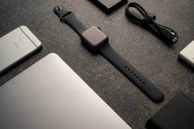 Nova Bana, Slovakya - 17 Kasım 2019: Apple saat serisi 5 ve diğer ürünler