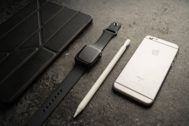 Nova Bana, Slovakya - 17 Kasım 2019: New Apple Watch Serisi 5 ve iphone smartphone.