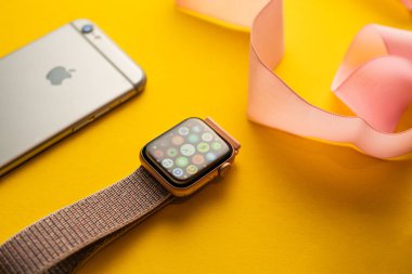Nova Bana, Slovakya - 17 Kasım 2019: New Apple Watch Serisi 5 ve iphone 11 Pro akıllı telefon.