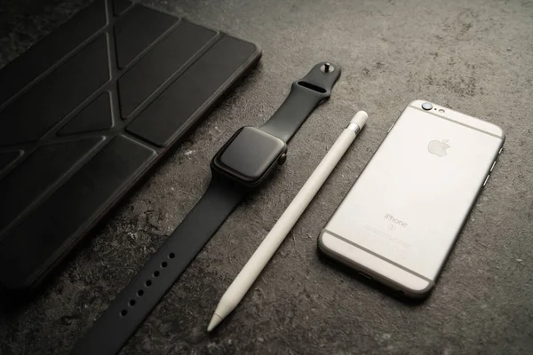 Nova Bana, Słowacja - 17 listopada 2019: Nowy Apple Watch Series 5 i smartfon. — Zdjęcie stockowe