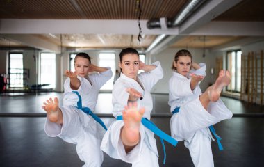 Spor salonunda karate yapan bir grup genç kadın..