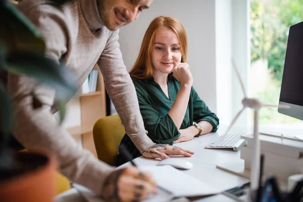 Arkitekter med dator sittande vid skrivbordet inomhus på kontoret, arbetar. — Stockfoto