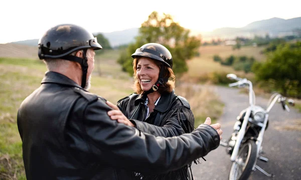 Fröhliches Senioren-Paar reiste mit Motorrad auf dem Land und unterhielt sich. — Stockfoto