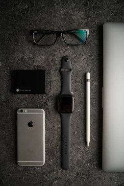 Nova Bana, Slovakya - 17 Kasım 2019: Apple saat serisi 5 ve diğer ürünler