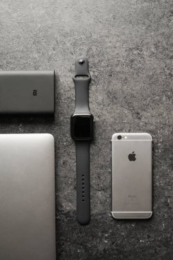 Nova Bana, Slovakya - 17 Kasım 2019: Apple saat serisi 5 ve diğer ürünler