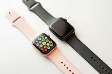 Nova Bana, Slovakya - 17 Kasım 2019: New Apple Watch Serisi 5 ve iphone 11 Pro akıllı telefon.