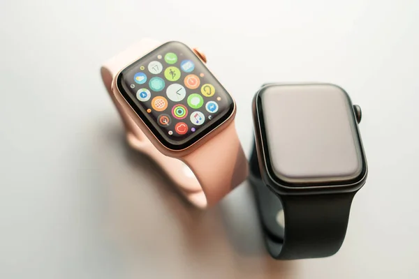 НОВА БАНА, СЛОВАКИЯ - 17 ноября 2019 года: Новый Apple Watch Series 5 — стоковое фото