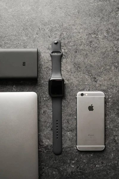 NOVA BANA, ESLOVAQUIA - 17 NOV 2019: Apple Watch Series 5 y otros productos — Foto de Stock