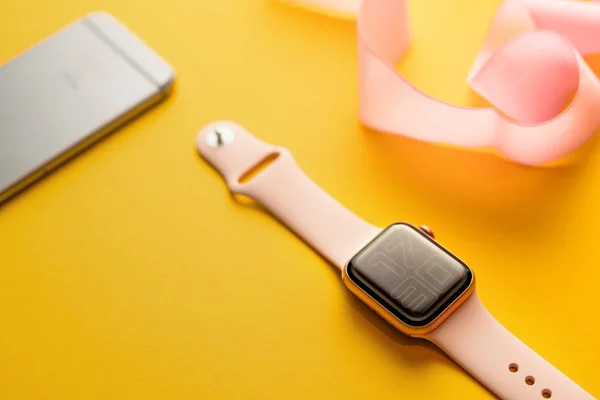 Nova Bana, Slowakije - 17 nov 2019: Nieuwe Apple Watch Series 5 en iphone 11 Pro smartphone. — Stockfoto