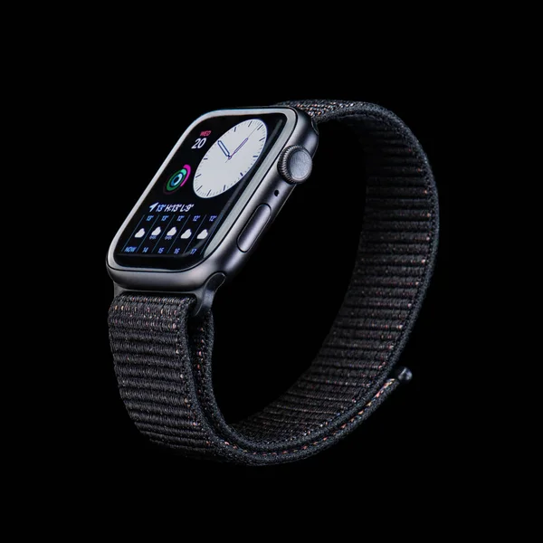 Nova Bana, Słowacja - 20 listopada 2019: Nowy Apple Watch Series 5 — Zdjęcie stockowe
