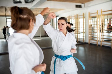 Spor salonunda karate yapan genç kadınlar..