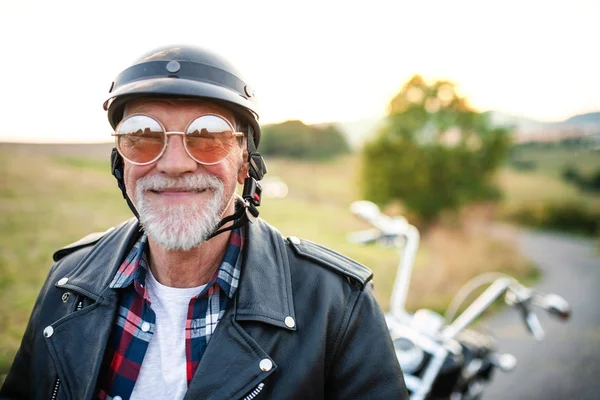 Wesoły starszy mężczyzna podróżnik z motocyklem na wsi, headshot. — Zdjęcie stockowe