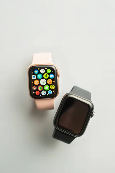 НОВА БАНА, СЛОВАКИЯ - 17 ноября 2019 года: Новый Apple Watch Series 5 — стоковое фото