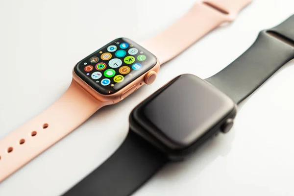 НОВА БАНА, СЛОВАКИЯ - 17 ноября 2019 года: Новый Apple Watch Series 5 — стоковое фото