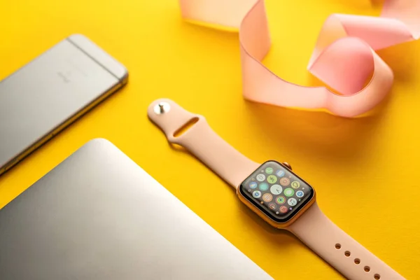 Nova Bana, Slowakije - 17 nov 2019: Nieuwe Apple Watch Series 5 en iphone 11 Pro smartphone. — Stockfoto