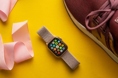 Nova Bana, Slovakya - 17 Kasım 2019: New Apple Watch Serisi 5