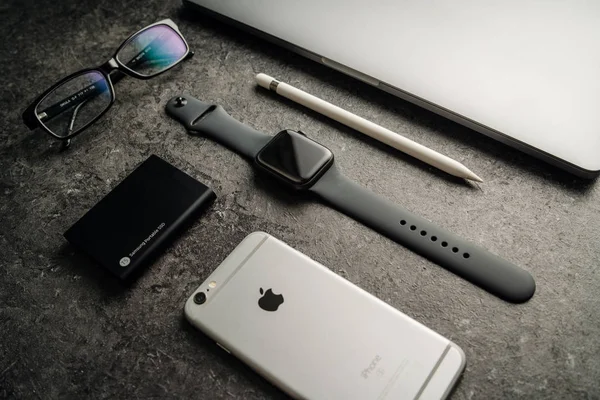 NOVA BANA, ESLOVAQUIA - 17 NOV 2019: Apple Watch Series 5 y otros productos —  Fotos de Stock