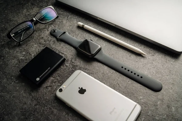 Nova Bana, Slovakya - 17 Kasım 2019: Apple saat serisi 5 ve diğer ürünler