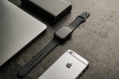 Nova Bana, Slovakya - 17 Kasım 2019: Apple saat serisi 5 ve diğer ürünler