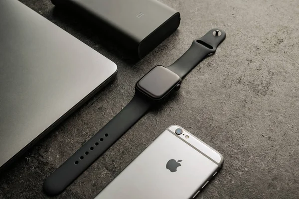 Nova Bana, Szlovákia - 2019. november 17.: Apple watch Series 5 és egyéb termékek — Stock Fotó