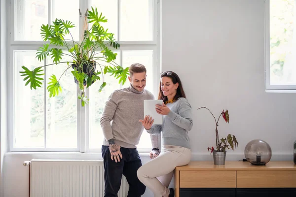 Businesspeople with tablet standing indoors in office, working. — 스톡 사진