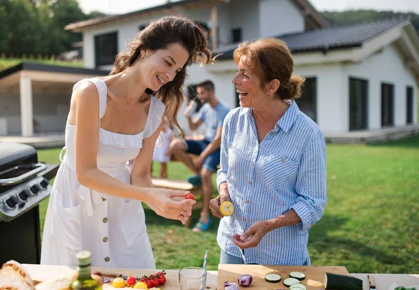 Retrato de familia multigeneracional al aire libre en barbacoa de jardín, parrilla . —  Fotos de Stock