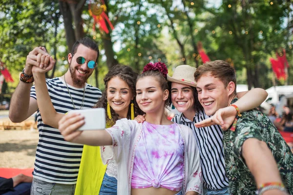 Yaz festivalinde bir grup genç, akıllı telefonla selfie çekiyor.. — Stok fotoğraf