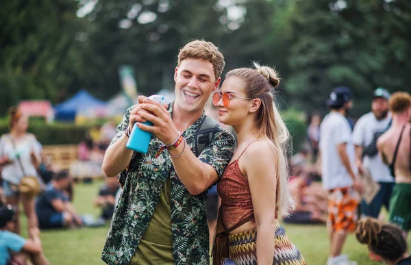 Unga par på sommarfestivalen, ha kul. — Stockfoto