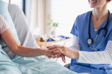 Tanımlanamayan kadın doktor hastanede hastayı muayene ediyor..