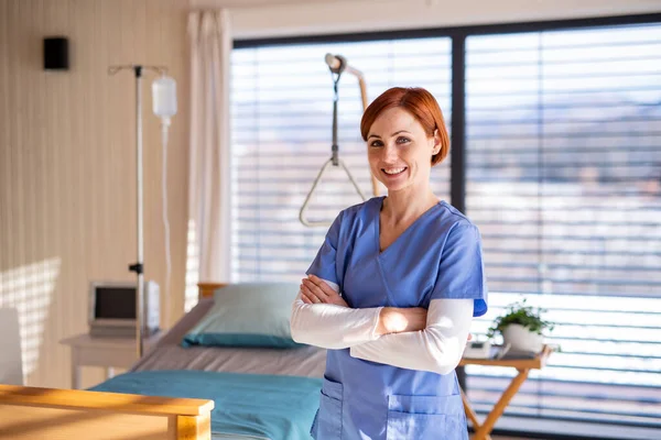 Portrait of female doctor or nurse standing in hospital room. — Stok fotoğraf