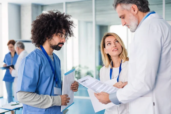 Grupo de médicos falando sobre o vírus corona na conferência . — Fotografia de Stock