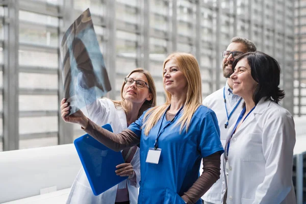 Läkare talar om koronavirus på konferens. — Stockfoto