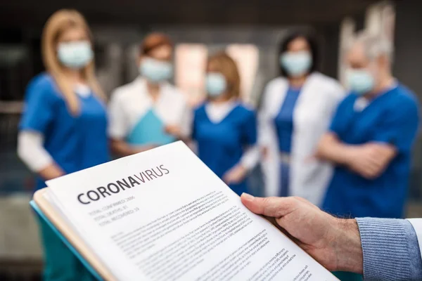 Grupo de médicos hablando sobre el virus corona en la conferencia . — Foto de Stock